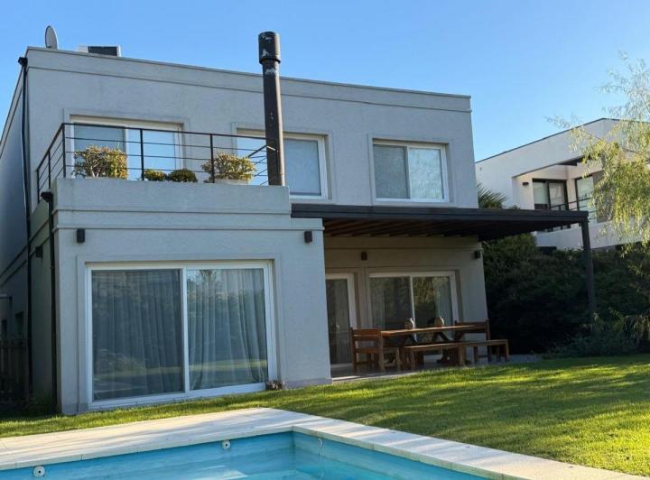 Casa · 240m² · 5 Ambientes · 2 Cocheras