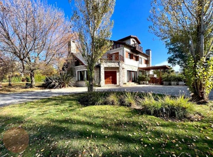 Casa · 400m² · 6 Ambientes · 2 Cocheras
