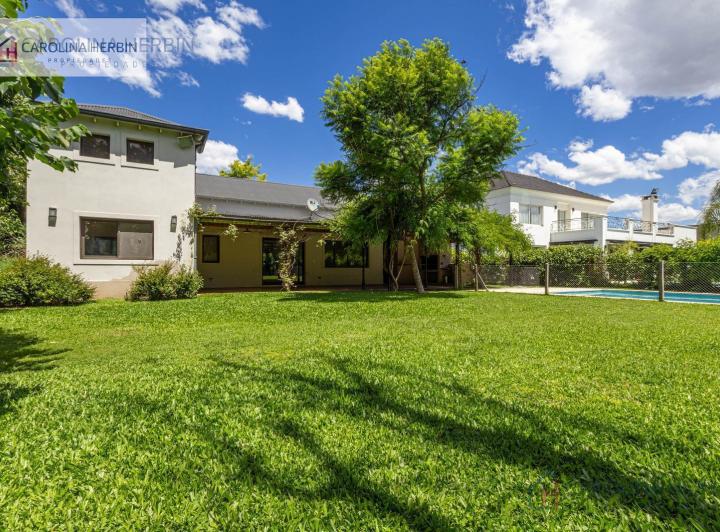 Casa · 162m² · 5 Ambientes · 4 Cocheras