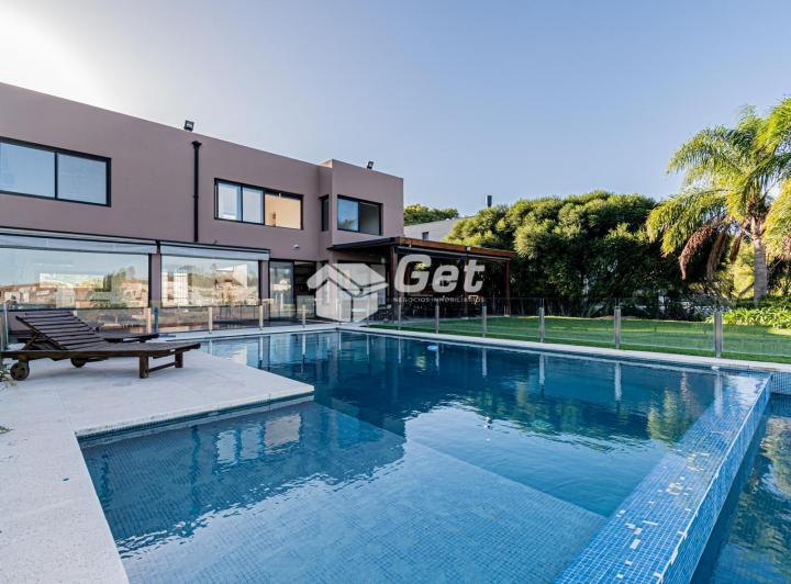 Casa · 270m² · 6 Ambientes · 2 Cocheras