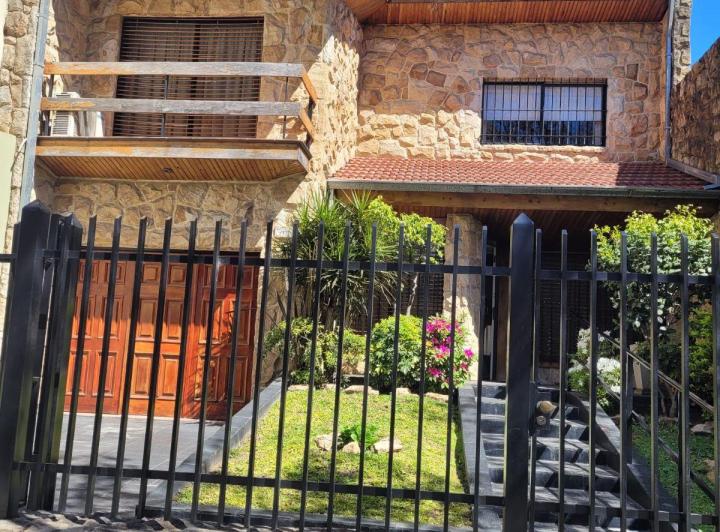 Casa · 270m² · 5 Ambientes · 1 Cochera