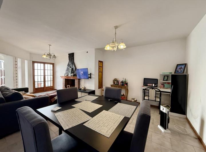 Casa · 242m² · 9 Ambientes · 1 Cochera