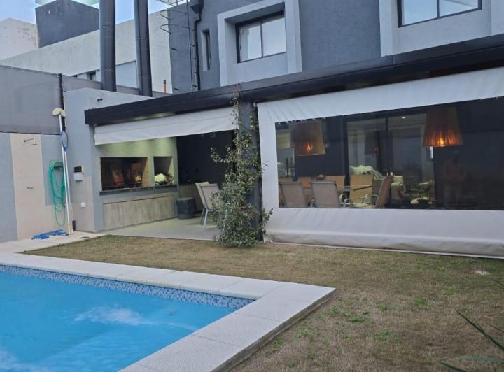 Casa · 136m² · 6 Ambientes · 2 Cocheras