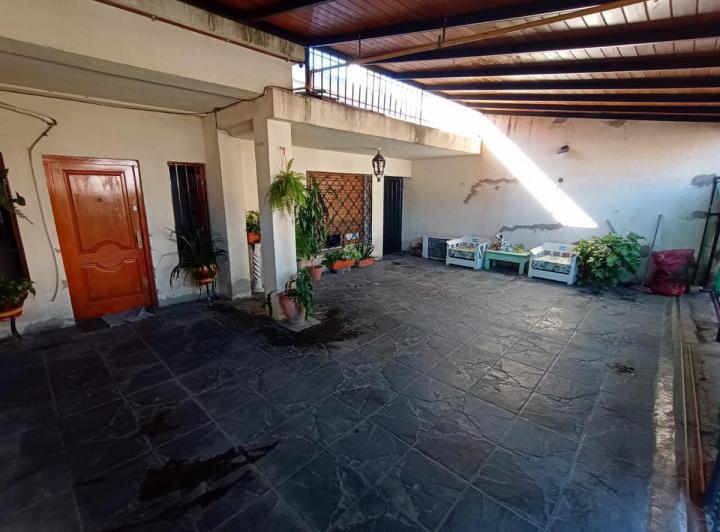 Casa · 210m² · 5 Dormitorios · 3 Cocheras