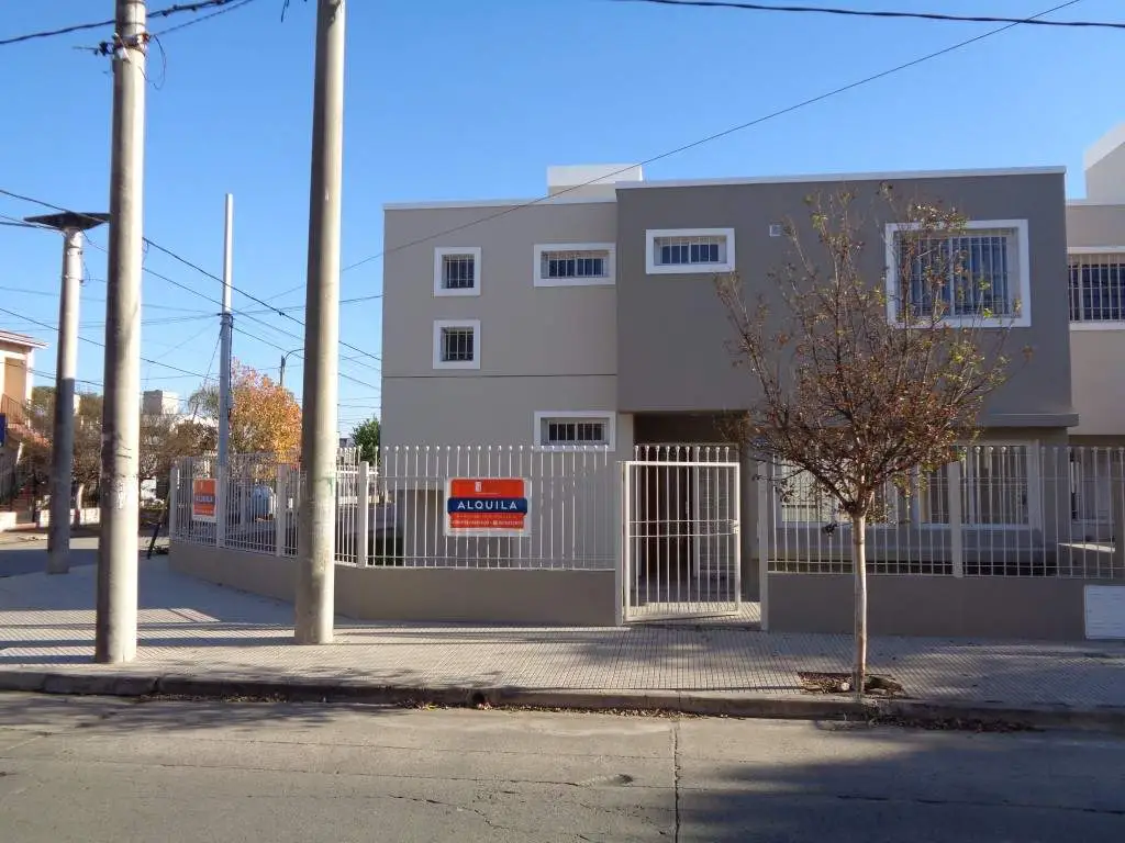 Barrio Villa Centenario - Excelente Casa de 3 Dormitorios, 1 en Suitte, con Coch...