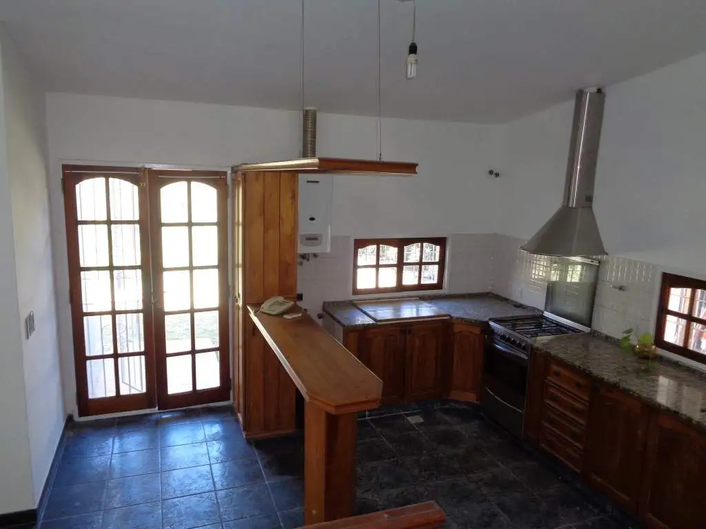 Barrio Villa Cornú - Casa de 2 Dormitorio, Amplia con Cochera Triple y Patio Amp...