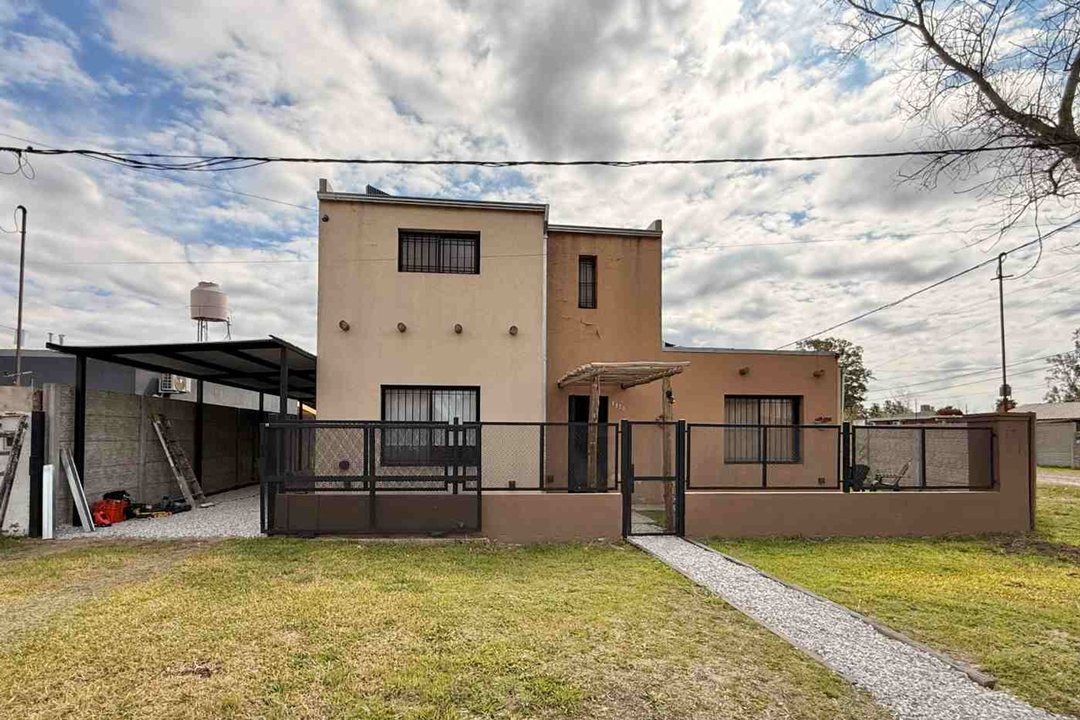 VENTA DE CASA DE 3 DORMITORIOS EN ROLDAN