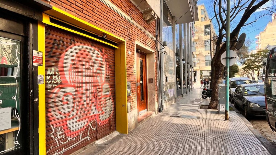 LOCAL en ALQUILER, c/patio. Bajas expensas !