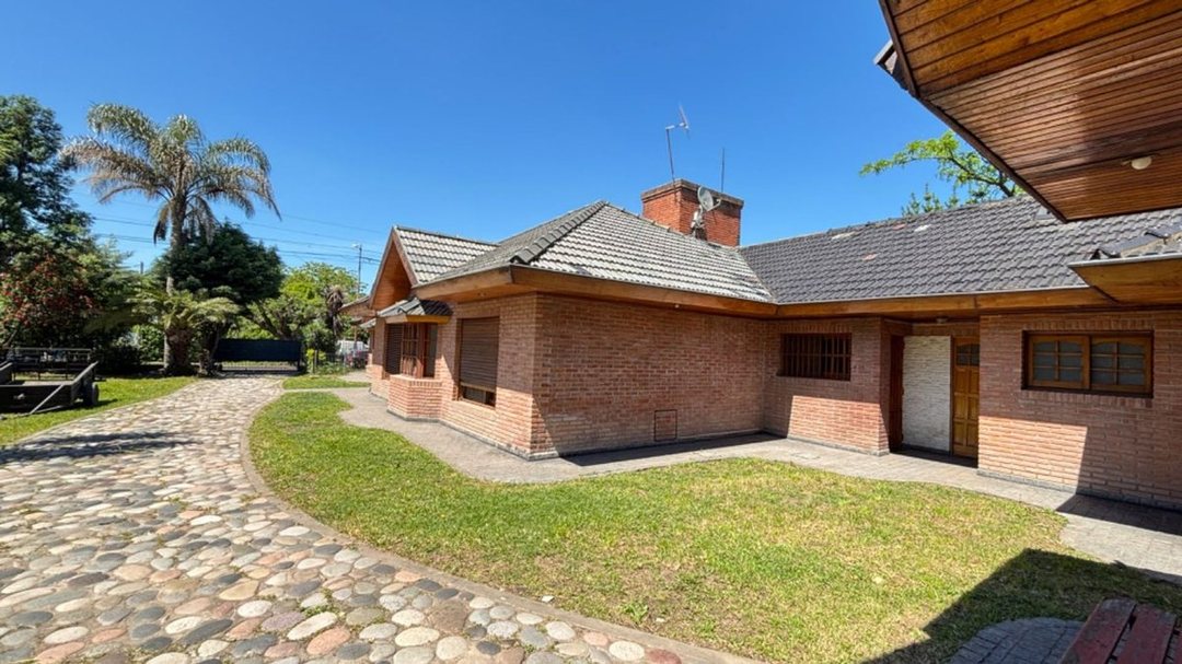 VENTA CASA C/PILETA Y COCHERA MARIANO ACOSTA MERLO