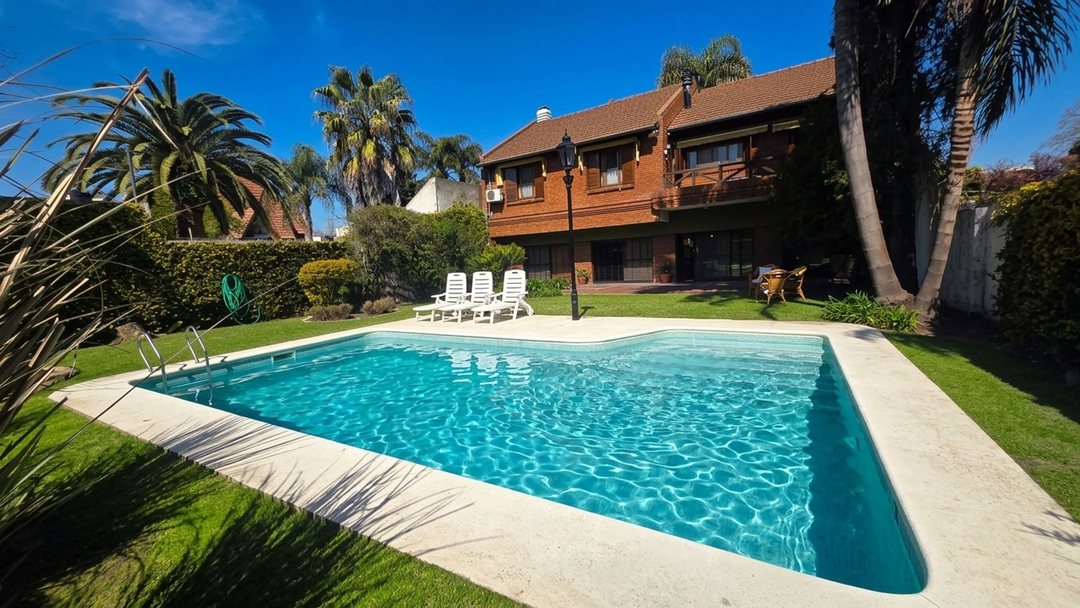 Venta Casa de categoría piscina y quincho Castelar