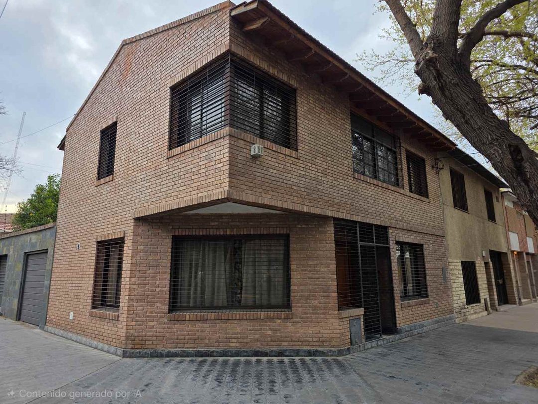Venta de casa Ciudad, Mendoza. 6 ambientes.