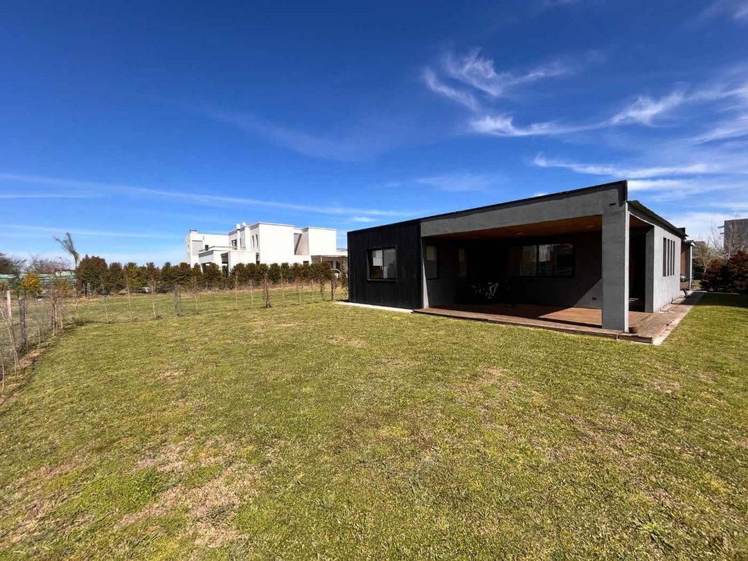 CASA DE UNA PLANTA EN VENTA EN ARAUCARIAS