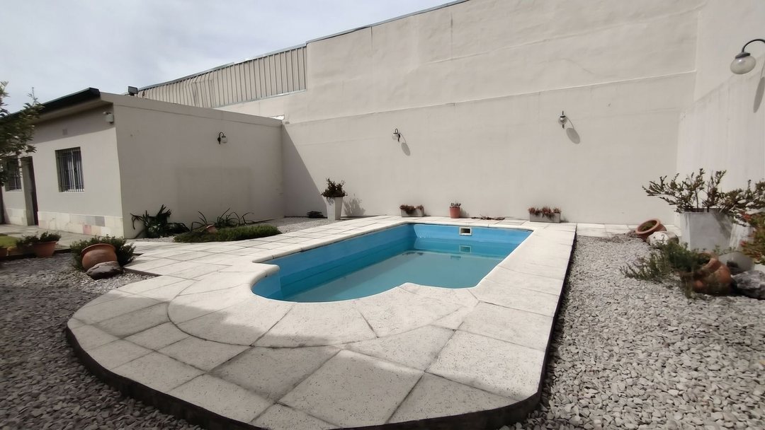 Venta casa con jardín, quincho y pileta en Quilmes