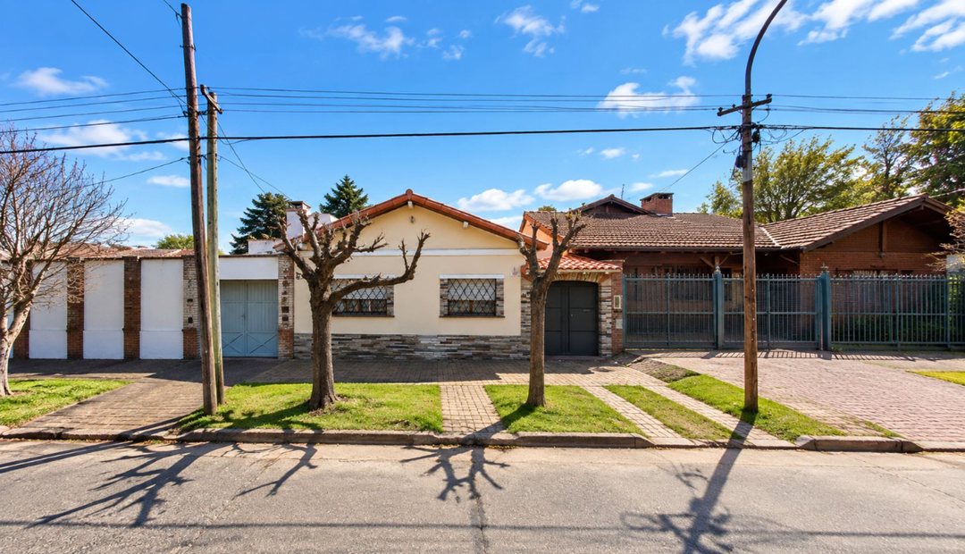 VENTA CASA 5 AMB CON COCHERA Y PATIO | BERNAL