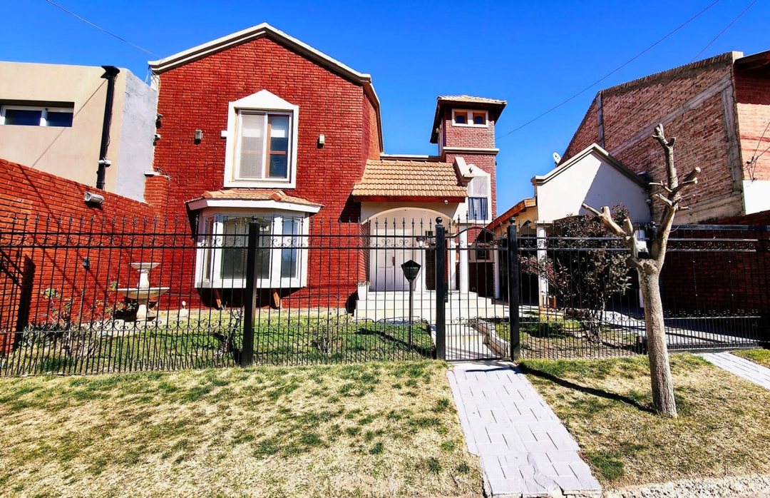 ALQUILER CASA EN NQN CON PILETA Y QUINCHO EQUIPADO
