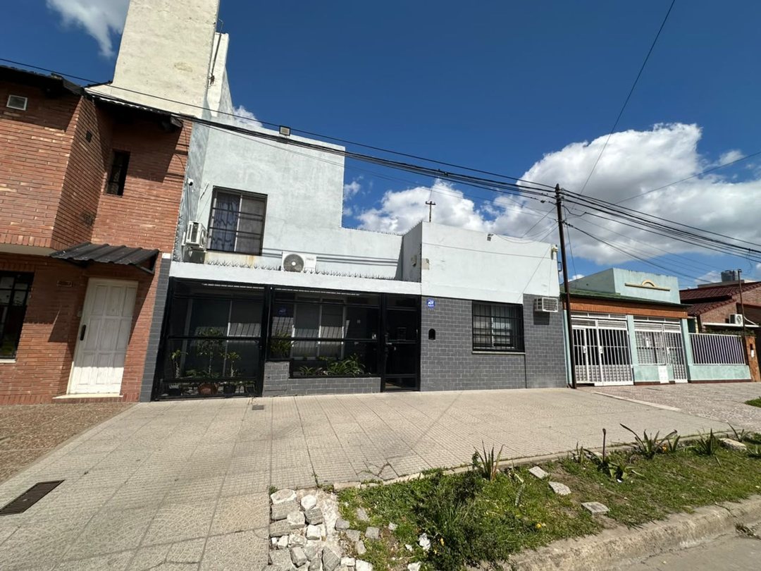 CASA A LA VENTA DE TRES DORMITORIOS Y PILETA