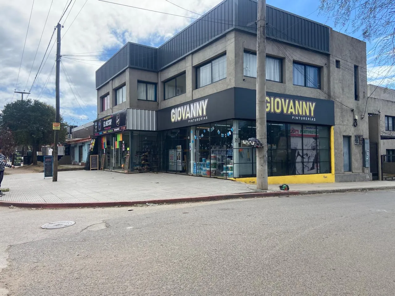 LOCAL COMERCIAL DONATO ALVAREZ 9900 ESQUINA EXCELENTE UBICACION