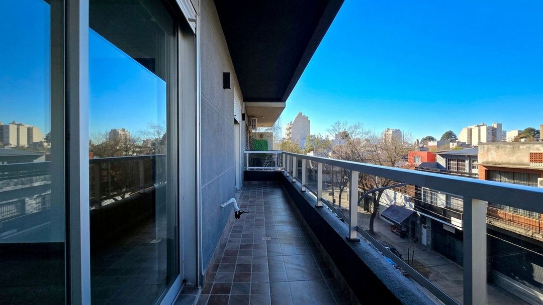 VENTA PISO 4 AMBIENTES con balcón en Monte Castro