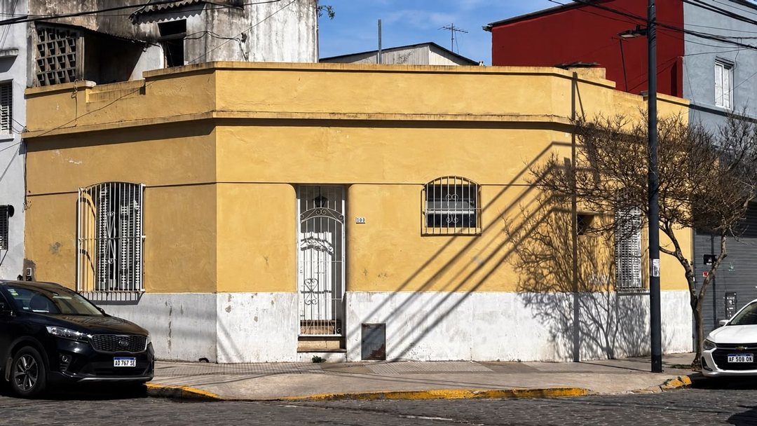VENTA CASA 3 AMBIENTES FLORESTA LOTE PROPIO