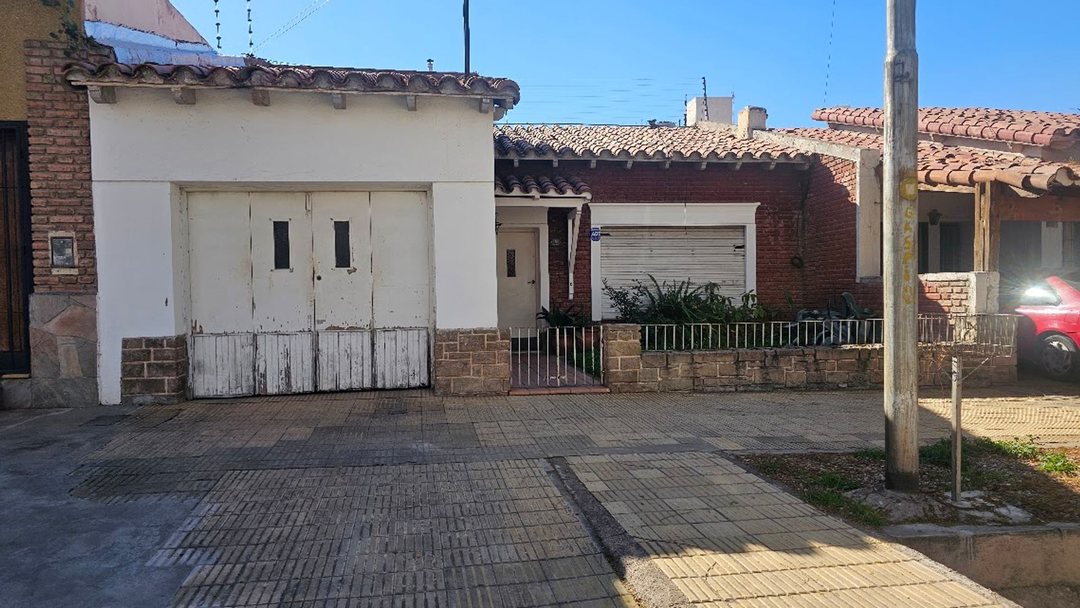 CASA EN QUINTA SECCIÓN, AMPLIO TERRENO.