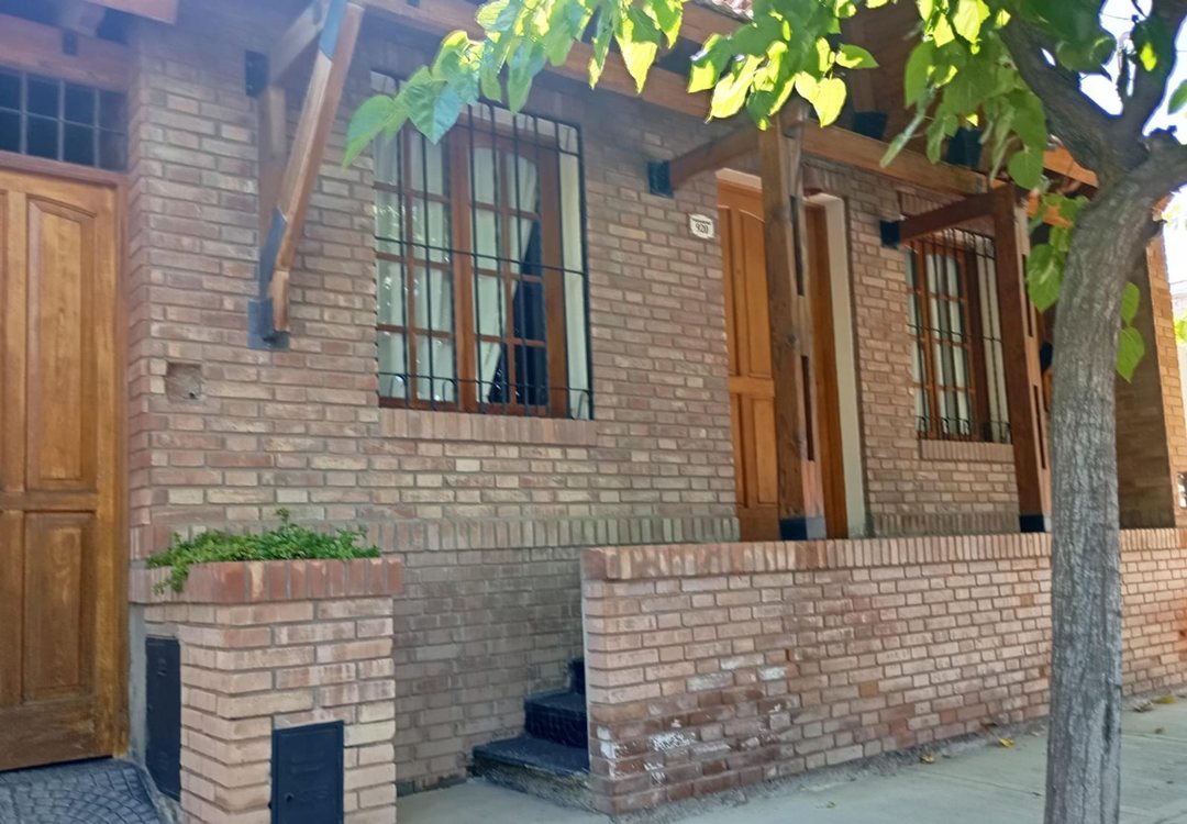 CASA+ DOS DEPTOS, B° JARDÍN SERRANO, GODOY CRUZ
