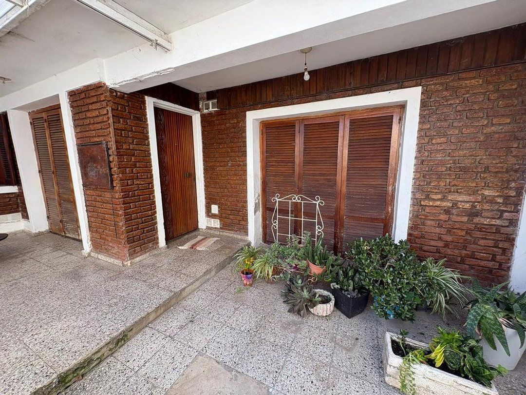 VENTA CASA INTERNA SARGENTO CABRAL, 3 DORM + PATIO