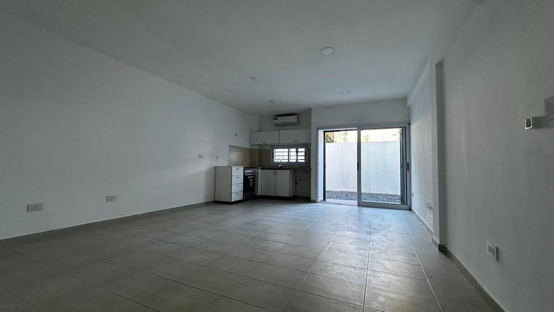 ALQUILER MONOAMBIENTE CON PATIO Y COCHERA