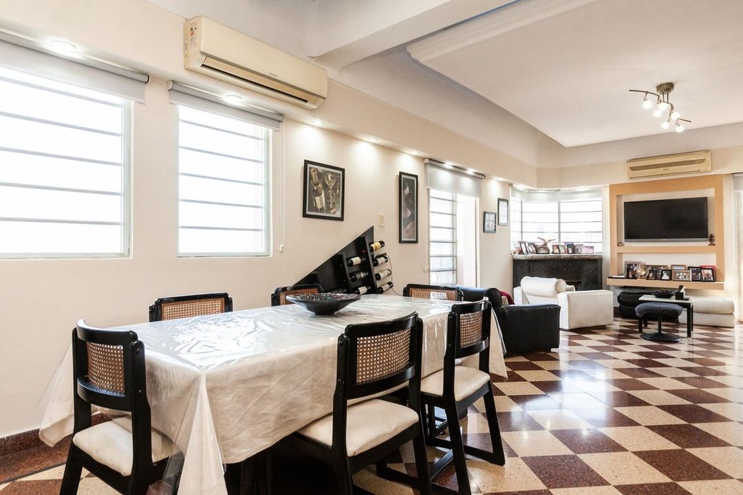 Casa de 5 ambientes con local y cochera
