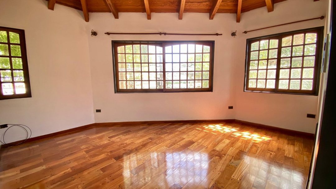 Venta Casa 4 Dormitorios Cochera