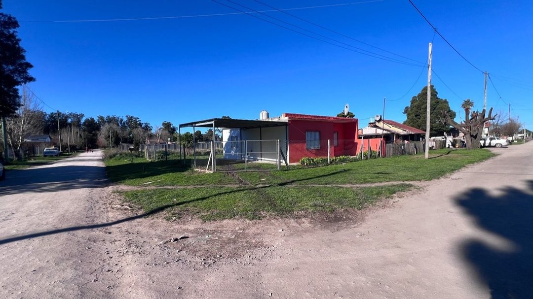 VENTA DE CASA 3 AMBIENTES CON PARQUE.