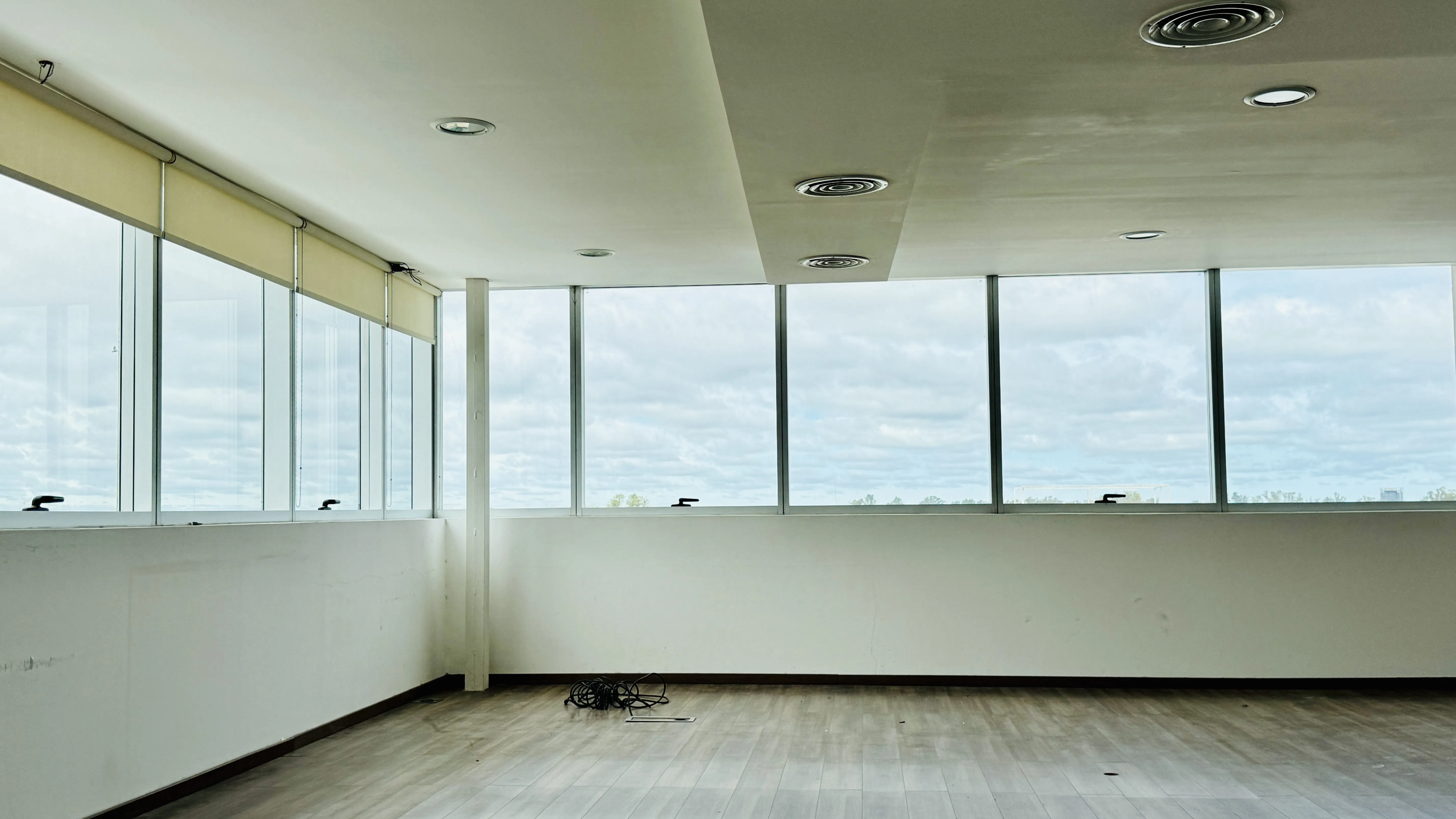 EDISUR OFFICE OFICINA EN VENTA EXCELENTE OPORTUNIDAD CON TRES COCHERAS Y DEPOSITO