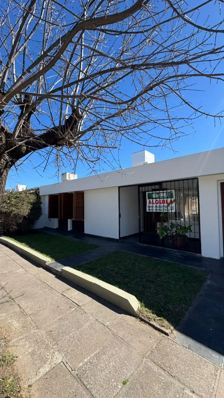 CASA DE 3 DORMITORIOS EN ALQUILER – B° RESIDENCIAL VÉLEZ SÁRSFIELD