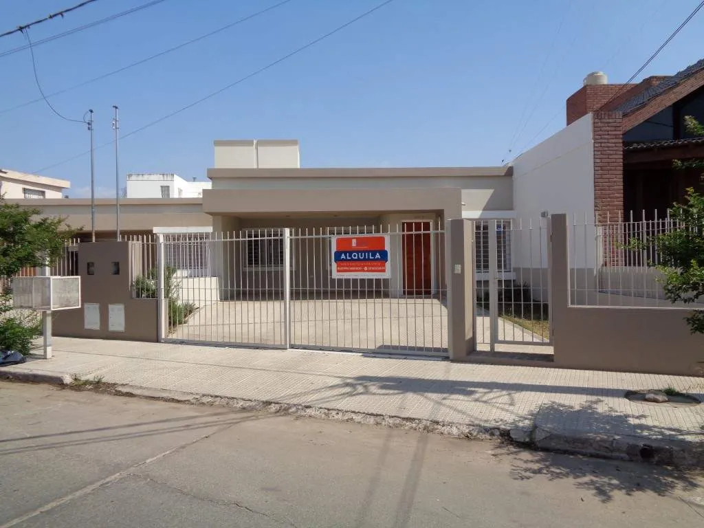 Barrio Escobar - Excelente Casa de 3 Dormitorios, Amplia con Cochera Doble, 3 Ba...