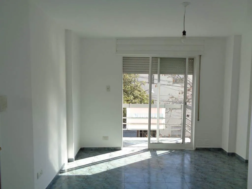 Barrio Alberdi - Departamento Externo de 1 Dormitorio Amplio con Balcón y Terraz...