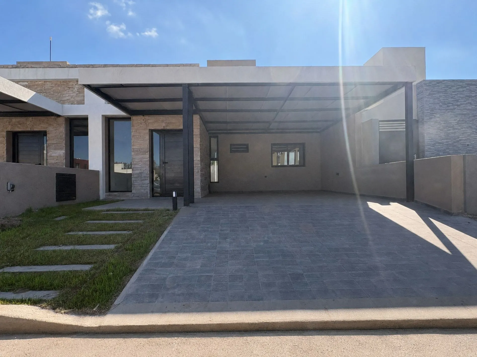 CASA TIPO DUPLEX CORDOBA Bº VILLA ESQUIU LAS TOSCAS SEGURIDAD 24 HS 3 DORMI PATIO QUINCHO COCHERA A ESTRENAR VENTA