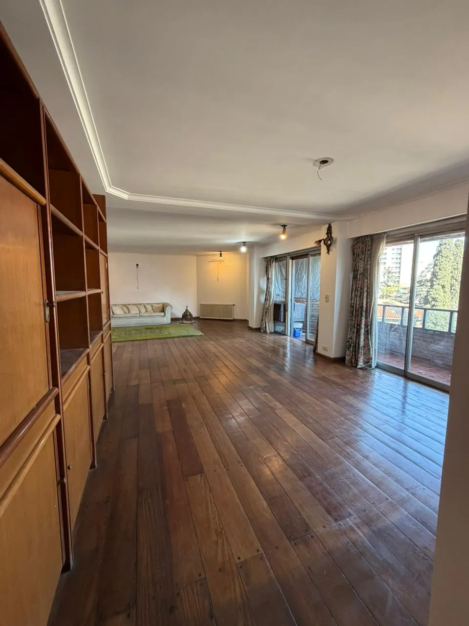Piso en Av Hipólito Yrigoyen ,195 m2, cochera 3 Dorm(1 en Suite), todos con balcón y living también con balcón a Av.