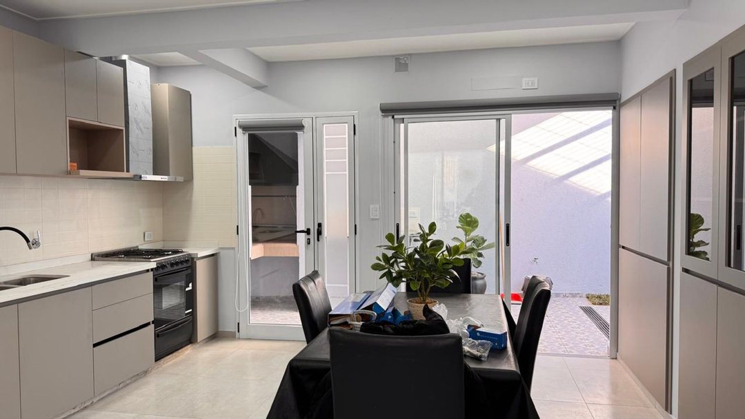 VENTA CASA EN LA PLATA