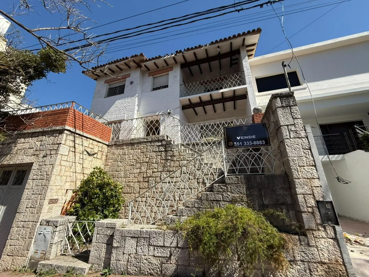 CASA EN BARRIO COFICO CON 6 DORMITORIOS 4 BANOS