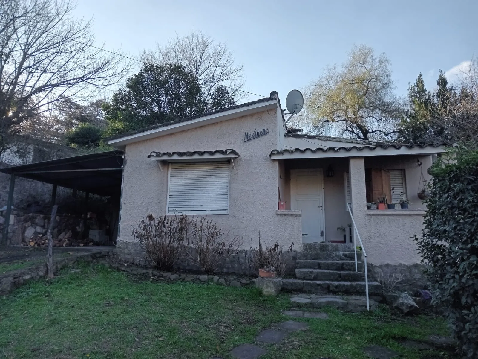 Se ALQUILA casa en La Granja dos dormitorios cochera terreno con arboles