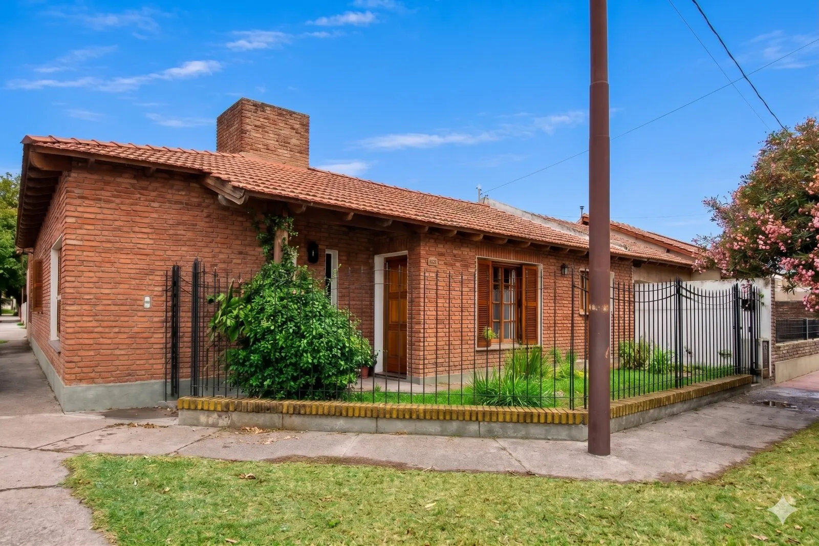 Casa 4 dormitorios con quincho y garage doble — Barrio San Martín — Apto crédito...