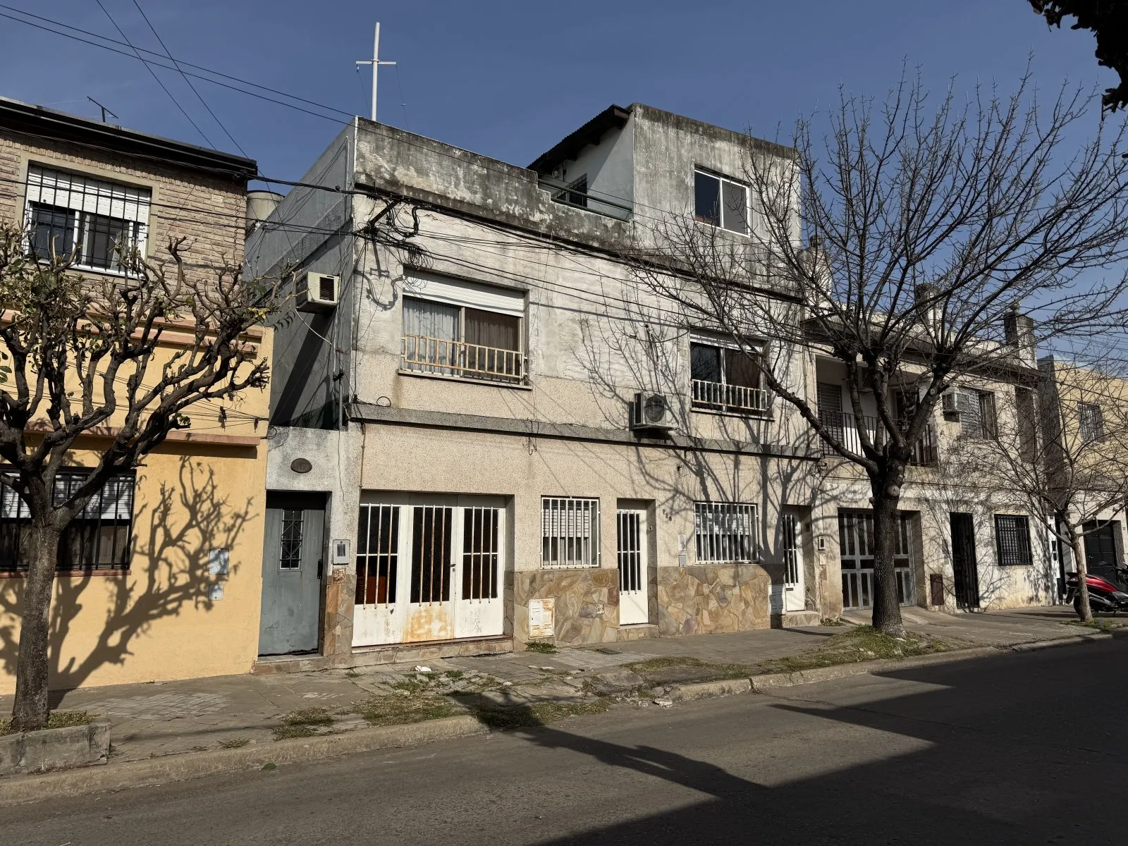 CASA  VENTA CON DOS UNIDADES HABITACIONALES - COCHERA - PATIO - TERRAZA - QUINCH...