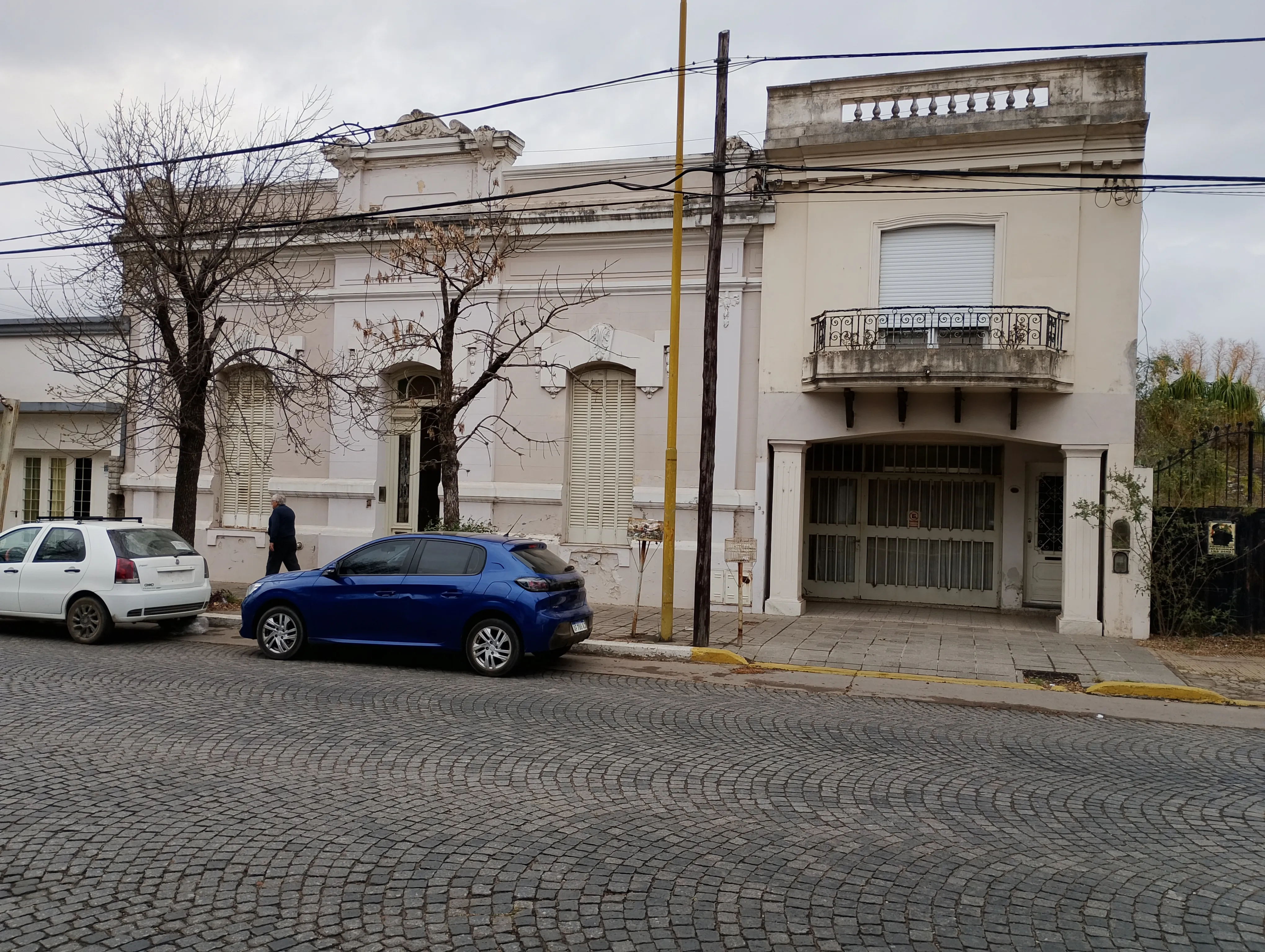 Vendo casa remodelada Ciudad San Francisco, con cocheras y galpón anexo. Precio 240 mil dólares. Casa sola 140 mil dólares. Dueño directo.