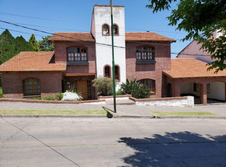 Casa · 450m² · 9 Ambientes · 2 Cocheras