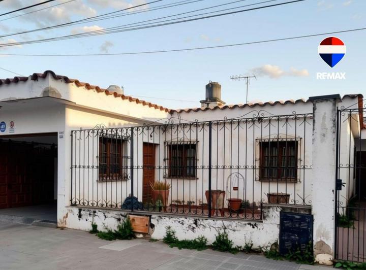 Casa · 210m² · 8 Ambientes · 1 Cochera