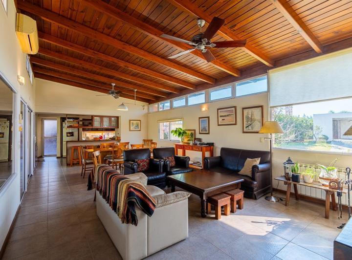Casa · 450m² · 10 Ambientes · 2 Cocheras