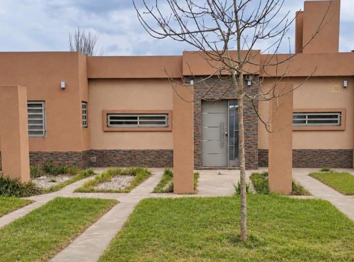 Casa · 110m² · 3 Ambientes · 2 Cocheras
