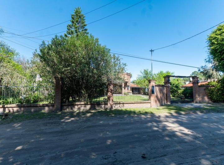 Casa · 255m² · 8 Ambientes · 2 Cocheras