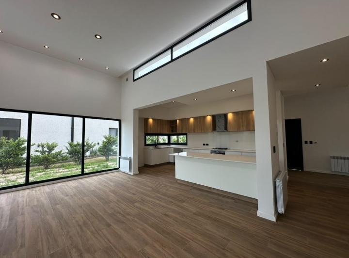 Casa · 167m² · 5 Ambientes · 2 Cocheras