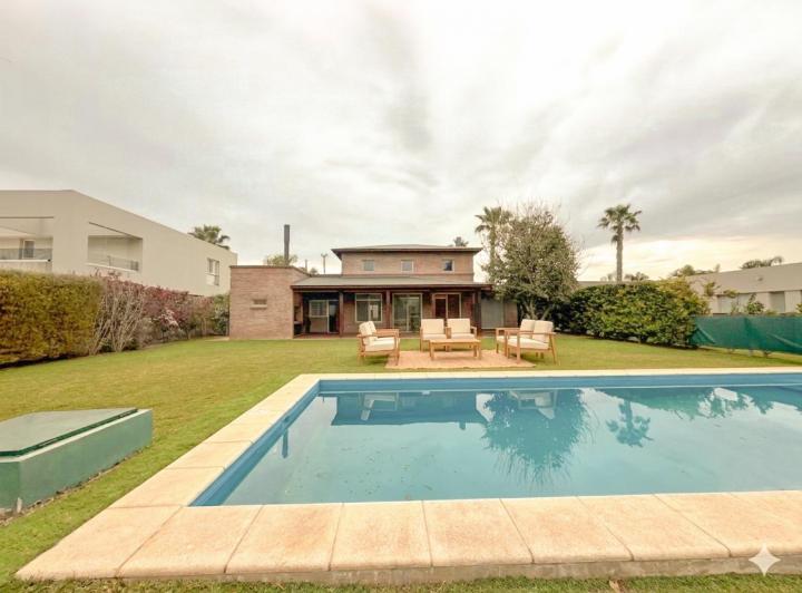 Casa · 270m² · 4 Ambientes · 2 Cocheras
