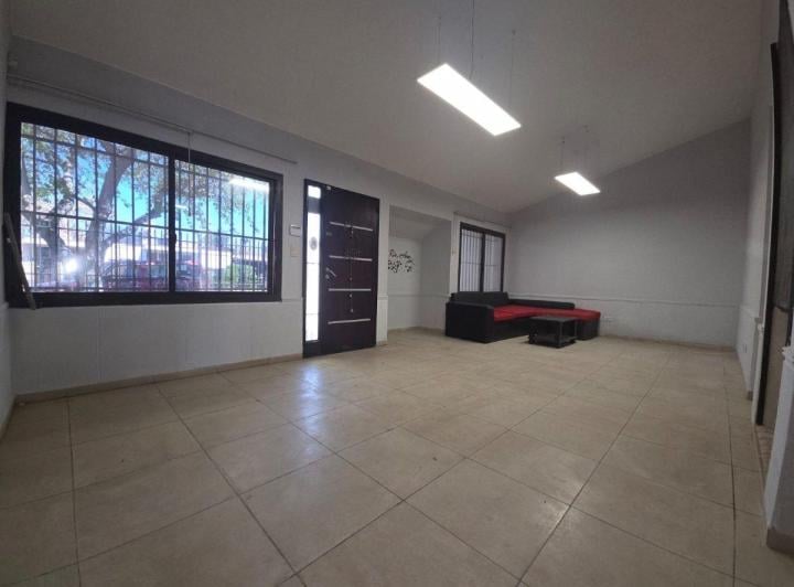 Casa · 260m² · 6 Ambientes · 3 Cocheras